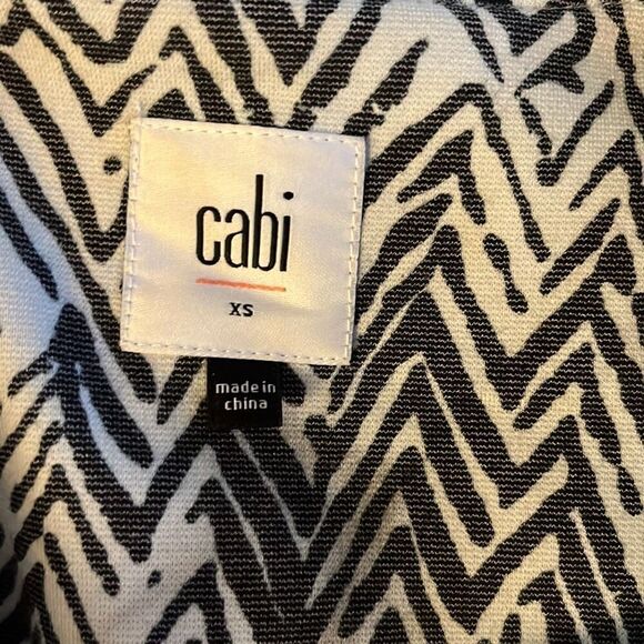 Cabi XS black and white zig zag patterned button up jacket - Picture 3 of 4